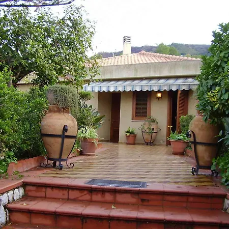 Stanza Con Bagno E Cucina In Comune In Giardino