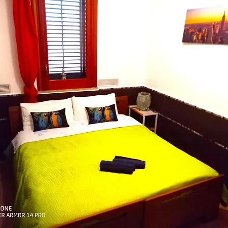 Stanza Con Bagno E Cucina In Comune In Giardino *