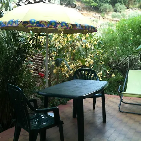 Stanza Con Bagno E Cucina In Comune In Giardino