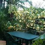 Stanza Con Bagno E Cucina In Comune In Giardino Guest house *