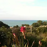 Guest house Stanza Con Bagno E Cucina In Comune In Giardino Cefalu