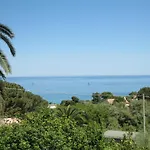 Guest house Stanza Con Bagno E Cucina In Comune In Giardino