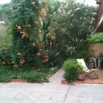 Stanza Con Bagno E Cucina In Comune In Giardino