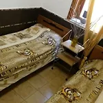 Guest house Stanza Con Bagno E Cucina In Comune In Giardino *