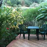 Stanza Con Bagno E Cucina In Comune In Giardino