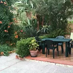 Guest house Stanza Con Bagno E Cucina In Comune In Giardino *