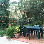 Stanza Con Bagno E Cucina In Comune In Giardino