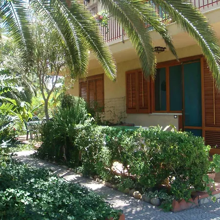 Stanza Con Bagno E Cucina In Comune In Giardino Gæstehus