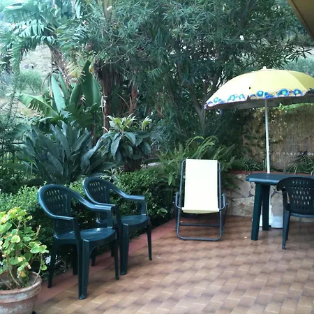 Stanza Con Bagno E Cucina In Comune In Giardino *