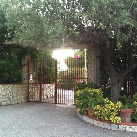 Gasthuis Stanza Con Bagno E Cucina In Comune In Giardino Cefalù