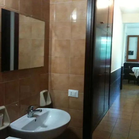 Stanza Con Bagno E Cucina In Comune In Giardino