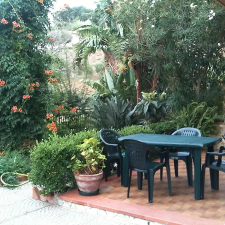 Stanza Con Bagno E Cucina In Comune In Giardino