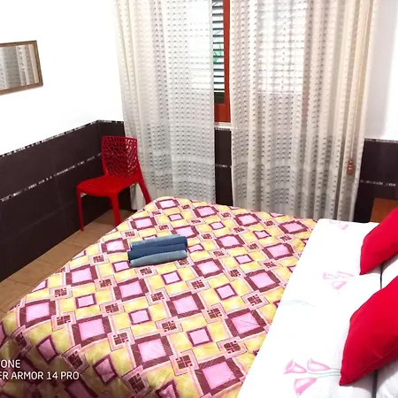 Stanza Con Bagno E Cucina In Comune In Giardino