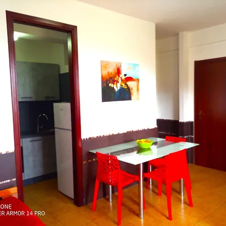 Stanza Con Bagno E Cucina In Comune In Giardino