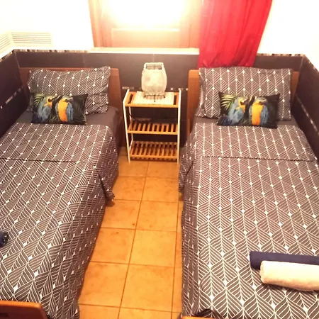Stanza Con Bagno E Cucina In Comune In Giardino *