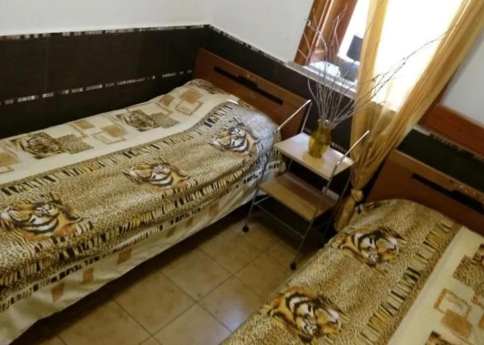 Maison d'hôtes Stanza Con Bagno E Cucina In Comune In Giardino *