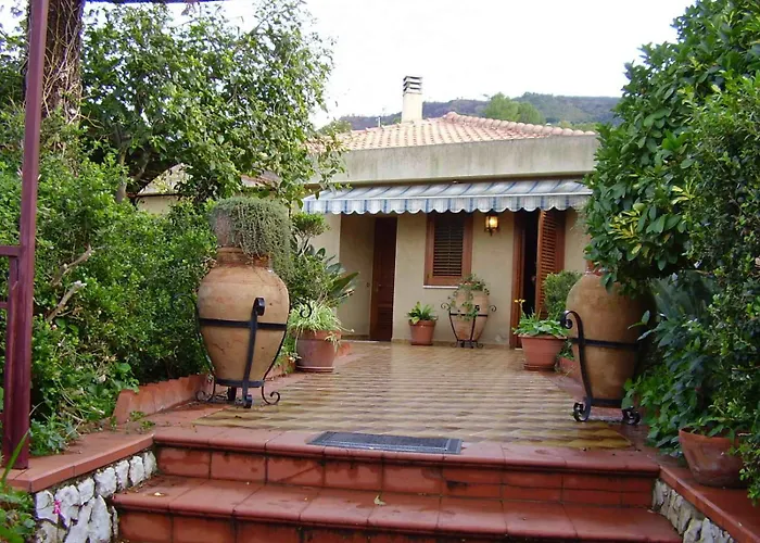 Stanza Con Bagno E Cucina In Comune In Giardino