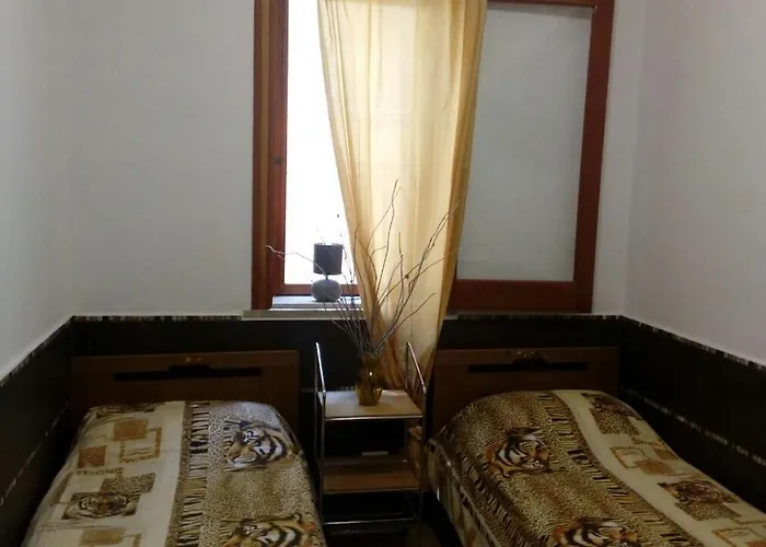 Maison d'hôtes Stanza Con Bagno E Cucina In Comune In Giardino *