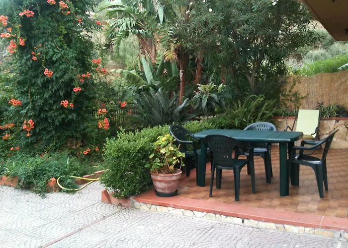 Maison d'hôtes Stanza Con Bagno E Cucina In Comune In Giardino *