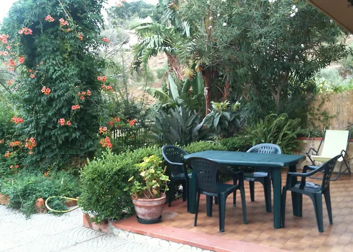 Stanza Con Bagno E Cucina In Comune In Giardino